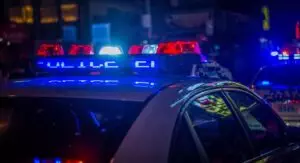 ¿Qué debe hacer si la policía lo detiene?