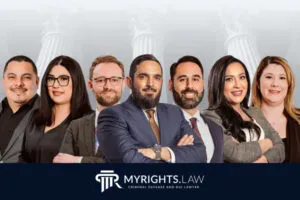 Un grupo de siete personas vestidas profesionalmente posa frente a un tribunal en San Bernardino, con el logotipo de MyRights.Law en la parte inferior, mostrando la representación experimentada de un abogado especializado en delitos sexuales.