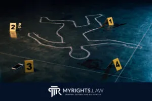 Contorno en tiza de un cuerpo en el suelo con marcadores de evidencia numerados, un teléfono inteligente y manchas de sangre; 