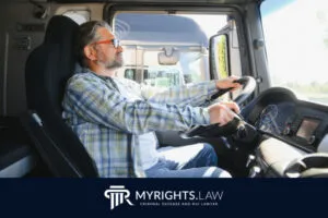 Un hombre con gafas de sol y camisa a cuadros conduce un camión. El logotipo y el texto... 