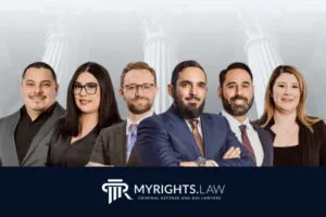 Cinco personas vestidas profesionalmente se encuentran frente a las columnas del tribunal, con el logotipo y el texto de My Rights Law. 