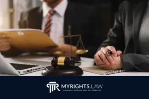 Defendiéndose de cargos criminales en Moreno Valley